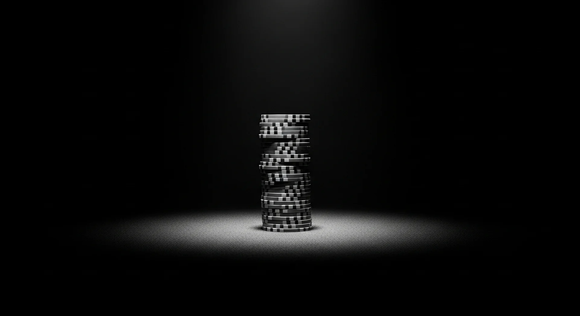빈 포커 테이블 위에 홀로 쌓인 실버 칩 스택, 고독한 플레이어의 여정을 상징하는 흑백 이미지