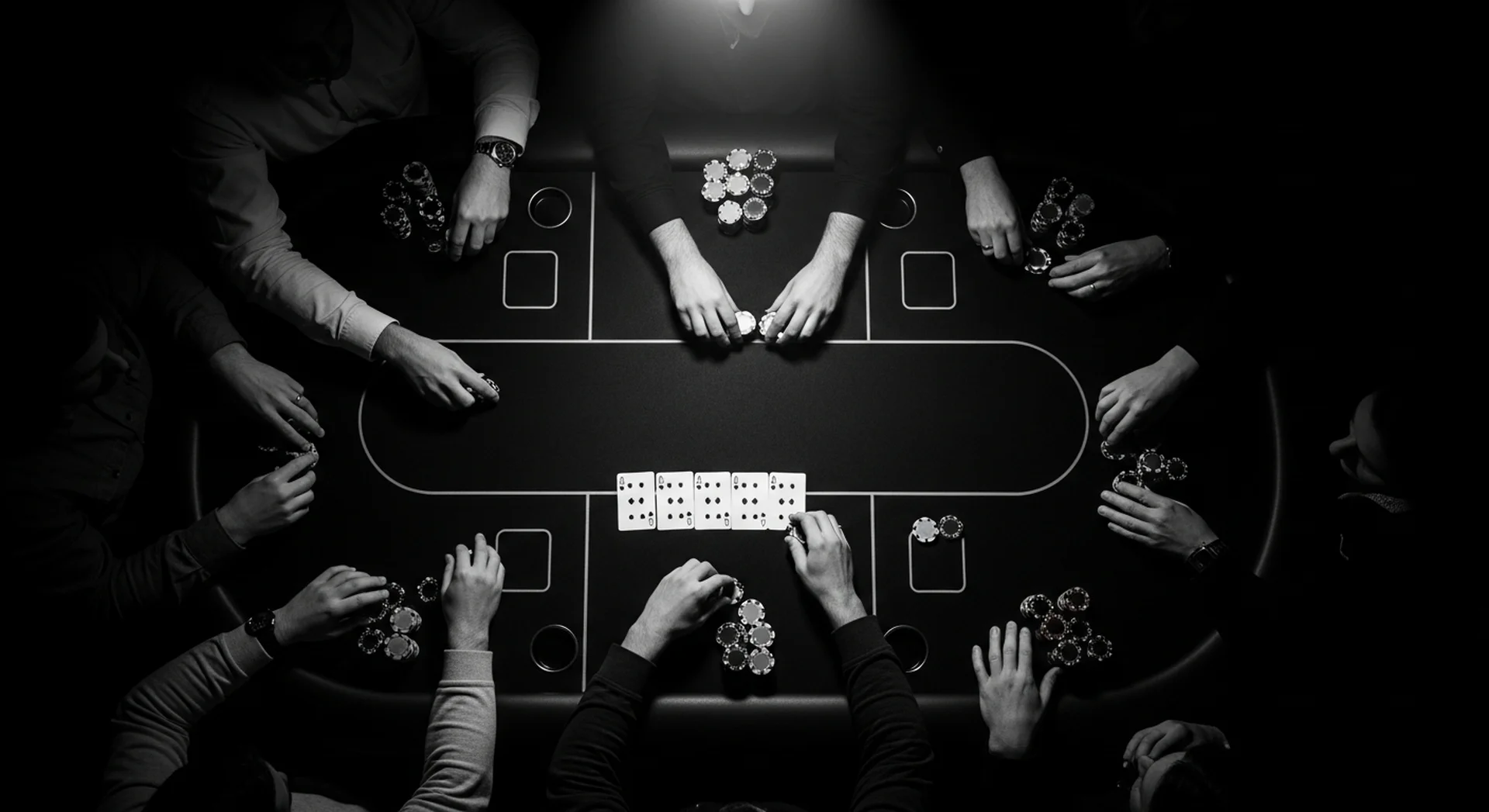 어두운 조명 아래 위에서 내려다본 프로 포커 테이블 전경, 카드와 칩이 놓인 녹색 펠트