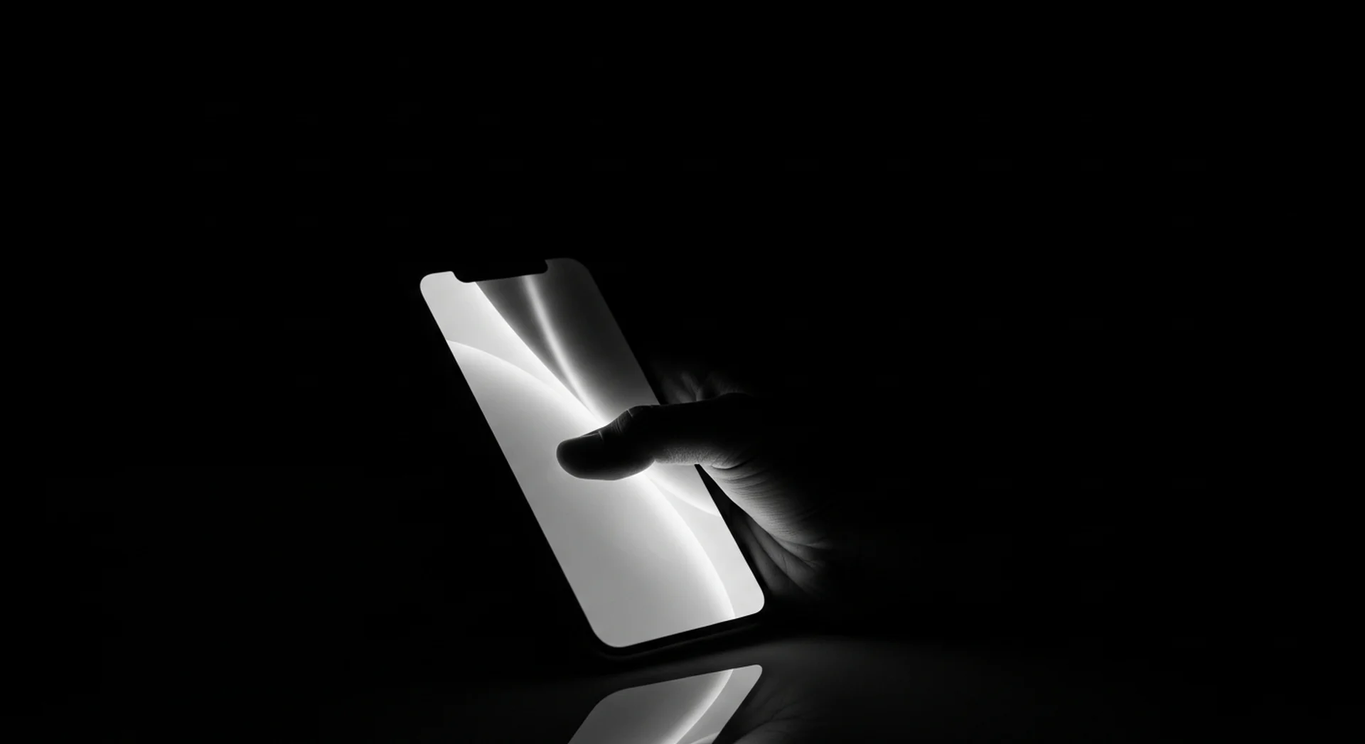 어둠 속에서 스마트폰을 든 손, 화면에서 나오는 빛이 얼굴을 비추는 모습. 모바일로 즉시 접속 가능한 K포커를 상징