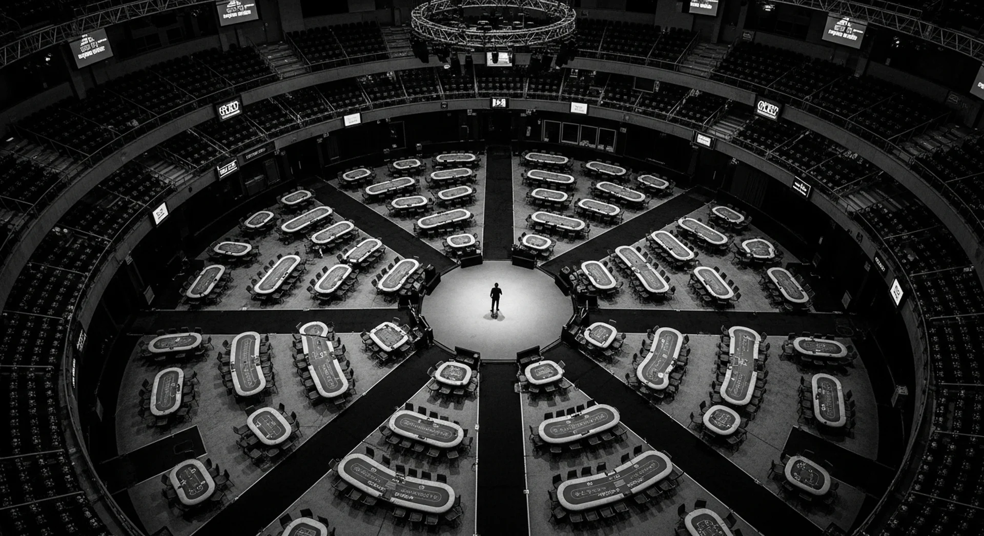 수백 명의 플레이어가 참가하는 대규모 포커 토너먼트 아레나를 위에서 내려다본 항공 촬영 흑백 사진